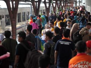 Stasiun Senen Dipenuhi Pemudik Sejak Subuh