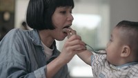 Wah lucunya momen ibu dan anak ini. Intan asyik suap-suapan makanan sama anaknya nih, Keano. Foto: instagram @tanayudjanuismadi