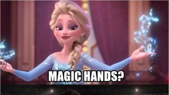 Kalau Elsa punya tangan ajaib untuk memunculkan es, tangan Thor malah bisa memercikkan petir. Foto: Instagram @9GAG