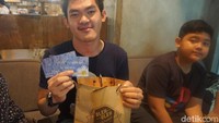 Ini dia salah satu pengunjung bernama Kevin yang datang bersama tetangga rumahnya. Ia berhasil mendapat voucher belanja karena menjawab dengan benar pertanyaan seputar detikcom. Foto: Dok. detikFood