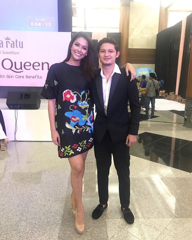 Setelah go public sebagai pasangan kekasih, Syamsir Alam dan Bunga Jelitha tak ragu lagi menampilkan kemesraan di publik. Keduanya pun kerap bergaya kompak dengan busana yang serasi. Foto: Instagram Syamsir Alam