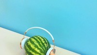 Buah semangka ini terlihat asyik menggunakan headphone berwarna keemasan. Meski tidak ada gambar, tapi terlihat keren! Foto: Instagram @littledrill