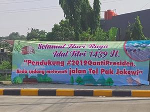 Ramai Spanduk Jalan Tol Pak Jokowi Bertebaran saat Mudik