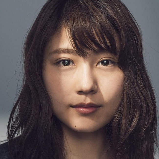 Aktris 25 tahun asal Jepang, Kasumi Arimura, juga mengaku khawatir melakukan pemotretan tanpa makeup. Meskipun aku khawatir pemotretan tanpa makeup, aku akan selalu rajin merawat kulit setiap hari dari sekarang. Semoga itu bisa meningkatkan kepercayaan diri, ungkapnya. Foto: Instagram