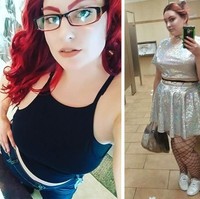 Agar terlihat lebih cantik, wanita suka selfie dari sudut atas. Itu membuat mereka terlihat beda dalam foto profil di media sosial atau aplikasi pesan. Foto: Duress56/voat  