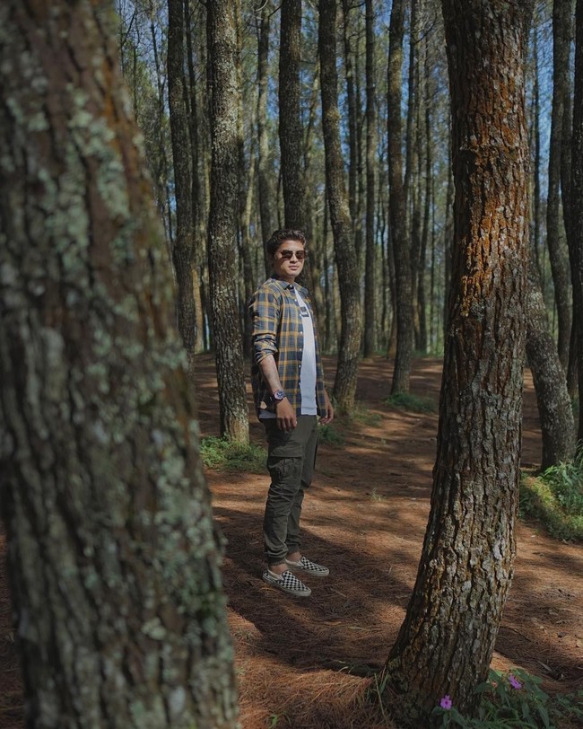 Inilah gaya pemain bola berusia 25 tahun itu saat sedang travelling. Sneakers menjadi andalannya. Foto: Instagram Syamsir Alam