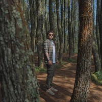 Inilah gaya pemain bola berusia 25 tahun itu saat sedang travelling. Sneakers menjadi andalannya. Foto: Instagram Syamsir Alam