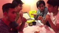 Kali ini Abidzar makan bersama teman-temannya. Martabak telur lapis mozarella jadi menu makan malam mereka. Foto: Instagram abidzar79