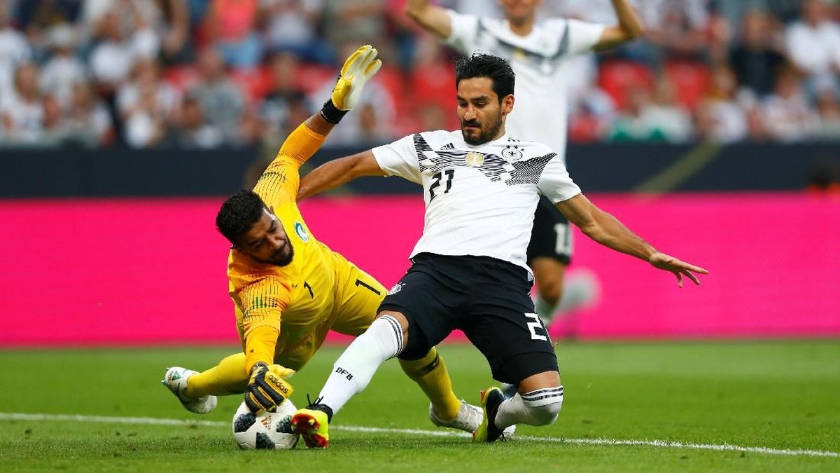 Ilkay Guendogan dicemooh suporter timnas Jerman saat laga uji coba melawan Arab Saudi. (Foto: Thilo Schmuelgen/ REUTERS)