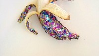 Potongan kertas glitter warna-warni memenuhi cangkang buah pisang. Hasilnya, buah pisang ini terlihat begitu kemilau dengan aksen warna yang cantik. Foto: Instagram @littledrill