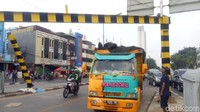 Truk akhirnya bisa melintas saat susunan muatannya dibuat lebih rendah. (Foto: Peti/detikcom)