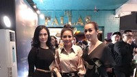 Iis Dahlia menenteng Hermes Kelly Pochette Clutch Cut Black Plladium seharga US$ 12.250 atau setara dengan Rp 159 juta. Foto: Ismail/detikHOT