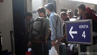 Kurang lebih 25.170 penumpang sudang berangkat meninggalkan ibu kota dari stasiun ini.