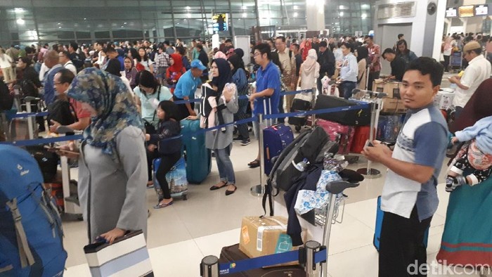 arus mudik di terminal 3 bandara soetta