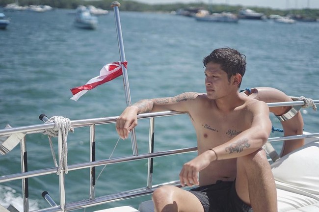 Kini lebih dikenal sebagai traveller, Syamsir Alam kerap berpose telanjang dada dengan latar belakang keindahan berbagai tempat di Indonesia yang didatanginya. Foto: Instagram Syamsir Alam