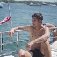 Kini lebih dikenal sebagai traveller, Syamsir Alam kerap berpose telanjang dada dengan latar belakang keindahan berbagai tempat di Indonesia yang didatanginya. Foto: Instagram Syamsir Alam