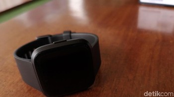 Fitbit Versa juga dilengkapi fitur penjawab cepat melalui Android, walllet-free payments, dan juga durasi baterai lebih dari empat hari. Foto: Muhammad Alif Goenawan/detikINET