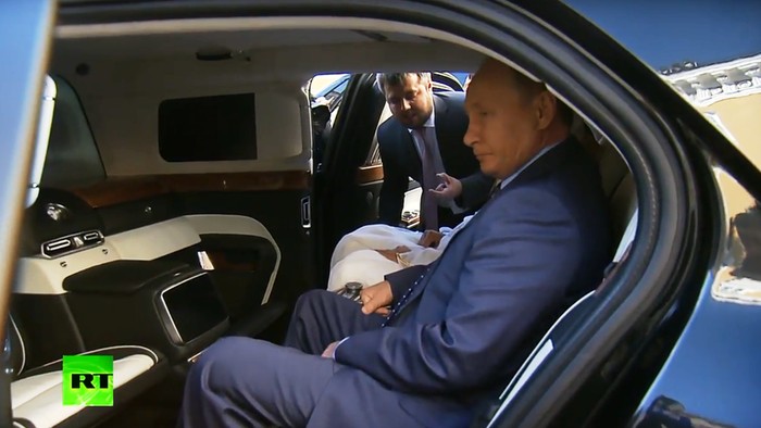 Vladimir Putin Pamer Mobil Dinas ke Pangeran Abu Dhabi