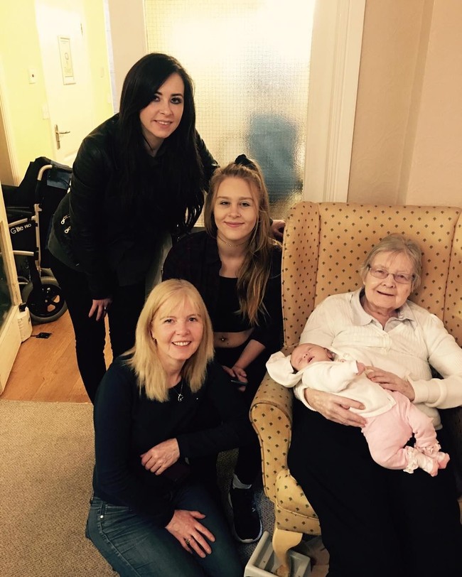 Yang aku lakukan (setiap hari) adalah bekerja dan olahraga jadi aku belum terbiasa dengan fakta bahwa aku seorang nenek yang mencoba untuk menangkis pria-pria muda, tutur Carrie.  Foto: Instagram Carrie Hilton      