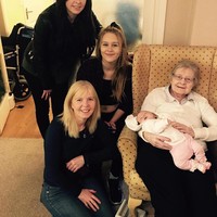 Yang aku lakukan (setiap hari) adalah bekerja dan olahraga jadi aku belum terbiasa dengan fakta bahwa aku seorang nenek yang mencoba untuk menangkis pria-pria muda, tutur Carrie.  Foto: Instagram Carrie Hilton      