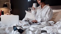Let stay in bed and cuddle, tulis Ayu pada fotonya yang lagi ngopi di atas tempat tidur. Foto: instagram @tanayudjanuismadi