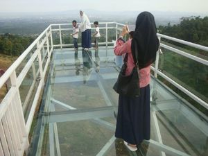 Mudik ke Purwokerto, Saatnya Selfie di Jembatan Kaca Keren Ini