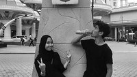 Lagi-lagi kakak beradik ini terlihat sangat dekat. Begini pose mereka saat liburan bareng. Abidzar dengan santai menegak minuman kemasan. Kelihatannya haus banget, nih. Foto: Instagram adibakhanzaation