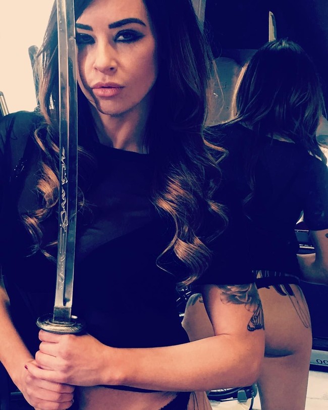 Ibu dua anak tersebut mengaku sudah mengeluarkan lebih dari £13,000 (Rp 673 jutaan) untuk mempercantik diri. Foto: Instagram Carrie Hilton