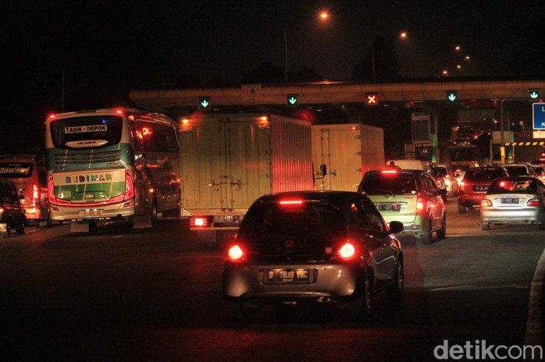 Foto: Gerbang Tol Cileunyi H-7 Lebaran (Wisma-detik) Foto: Gerbang Tol Cileunyi H-7 Lebaran (Wisma-detik)
