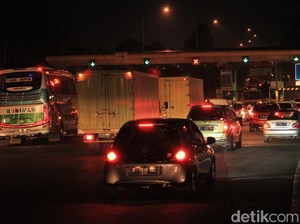 Tol Cileunyi Mulai Dipadati Pemudik Pelat B