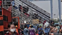 Pemudik secara teratur turun dari KM Dorolonda.
