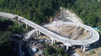Jalan yang ditargetkan selesai tahun ini nantinya akan memiliki lebar standar dan mengurangi jumlah tikungan sehingga lebih aman untuk dilalui. Selain itu, durasi perjalanan darat yang melalui jalur lintas tengah Sulawesi Selatan juga dapat dipangkas.Foto: Dok. Ditjen Bina Marga Kementerian PUPR