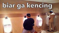 Biasanya cowok suka risih kencing disamping orang lain. (Foto: Internet)