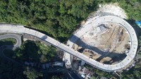 Bagi yang melewati jalan ini akan dimanjakan dengan pemandangan hutan karst yang sangat eksotis. Foto: Dok. Ditjen Bina Marga Kementerian PUPR