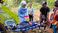 dr Amalia Usmaianti dalam akun facebooknya bercerita bahwa awalnya ia beserta tim sedang jalan menuju desa Tembutka yang berjarak 16 kilometer dari puskesmas untuk melakukan layanan keliling. (Foto: Facebook/Amalia Usmaianti) 
