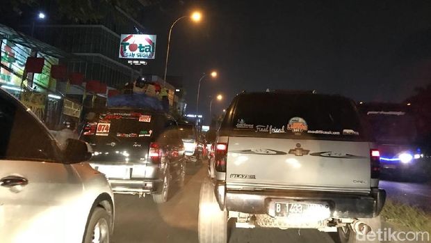 Pemudik meletakkan barangnya di bagian atap mobil
