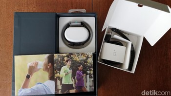 Begini tampilan kardusnya jika dibuka. Terdapat tambahan tali strap untuk ukuran besar, buku panduan, garansi, dan juga docking charger. Foto: Muhammad Alif Goenawan/detikINET