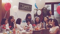 Ngumpul bareng teman-temannya sambil makan-makan di restoran. Bisa ngobrol sambil makan enak. Foto: instagram @tanayudjanuismadi
