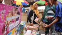 Harga petasan yang dijual bervariasi mulai dari Rp 2000 - Rp 180.000