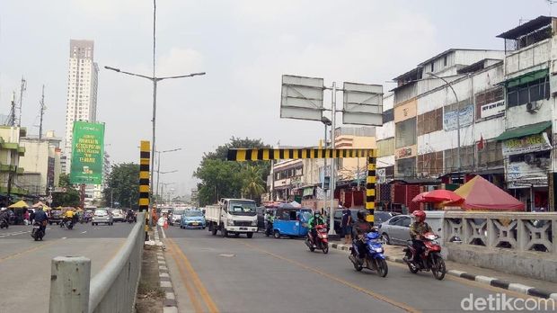 Palang ini patah sekitar sejak dini hari tadi