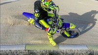 Di Ranch, saya punya trek motocross kecil, yang kadang saya pakai. Itu sangat menuntut mental dan fisik, olahraga yang sangat menuntut (kemampuan), kata Rossi beberapa waktu lalu. Foto: Instagram/@valeyellow46