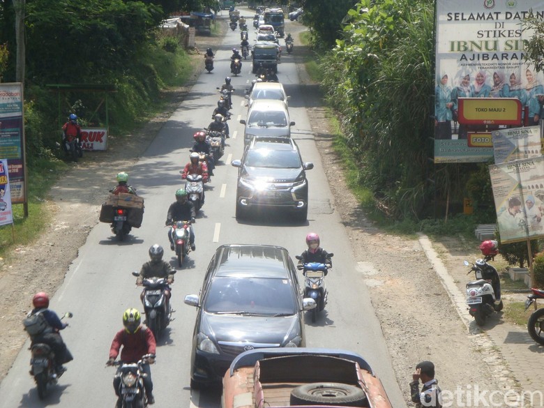 Arus lalin jalur mudik di Ajibarang, Banyumas. Foto: Arbi Anugrah/detikcom Arus lalin jalur mudik di Ajibarang, Banyumas. Foto: Arbi Anugrah/detikcom