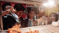 Kali ini Abidzar mengambil sendiri ayam goreng kesukaannya. Kira-kira bagian mana yang akan di ambil? Foto: Instagram quickchickenid