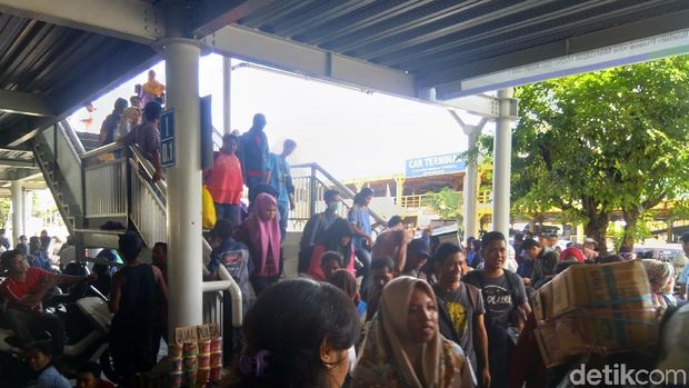 Pelabuhan Makassar Dipadati Ribuan Pemudik