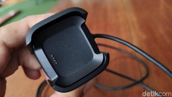 Untuk meletakkannya, cukup ditekan di sisi kanan dan kiri. Foto: Muhammad Alif Goenawan/detikINET
