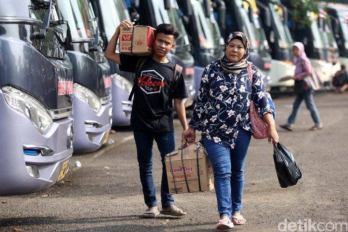 Direktur Sido Muncul Irwan Hidayat bersama petinju Daud Jordan menyapa pedagang jamu dan keluarganya yang menjadi peserta mudik gratis Sido Muncul ke-29 di Museum Purna Bhakti Pertiwi, Taman Mini Indonesia Indah (TMII), Jakarta, Sabtu (9/6/2018).