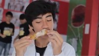 Wah, makan ayam gorengnya lahap banget! Sepertinya ia emang doyan ayam goreng berpalut tepung yang renyah dan juicy itu. Foto: Instagram quickchickhenid