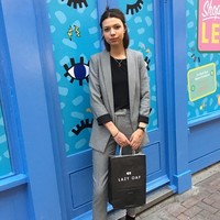 Rasa malu pun bukan satu-satunya hal yang harus ditanggung Maya karena kondisi kulitnya. Ia juga jadi punya rutinitas mandi yang lebih rumit dari orang kebanyakan. Foto: Instagram Maya Spencer-Berkeley