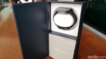 Adapula fitur-fitur kesehatan, seperti pemantau detak jantung 24/7, onscreen workouts 3, fitur pemantau fase tidur otomatis, dan lainnya. Foto: Muhammad Alif Goenawan/detikINET