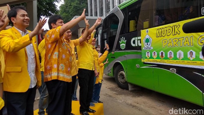 Lepas Pemudik, Airlangga Titip Pesan Pilih Calon Golkar di Pilkada